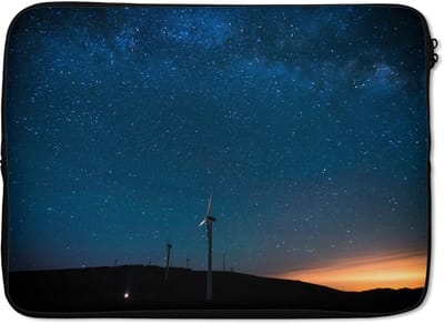 Laptophoes 13 inch - Sterrenhemel - Windmolen - Berg - Laptop sleeve - Binnenmaat 32x22,5 cm - Zwarte achterkant
