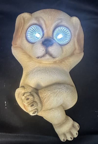 Polyresin solarlamp "liggende hond" - meerkleurig - met 2 LEDs - Staand model - hoogte 6 x 19 x 16 cm - Tuindecoratie - Tuinverlichting