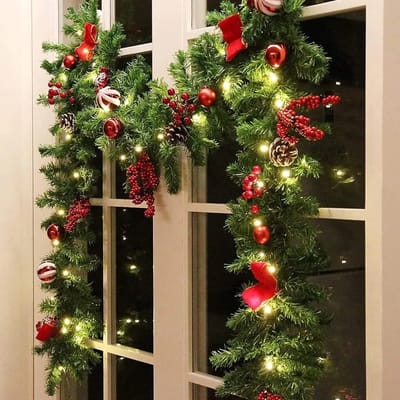 9 FT LED-kerstslinger met dennenappels, bessen, strikken dennenbladeren, met 50 warm witte LED-lampjes, kerstversiering