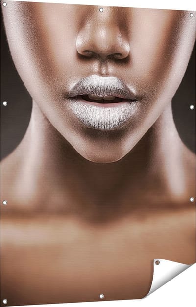 Gards Tuinposter Zilveren Lippen van een Afrikaanse Vrouw - 90x120 cm - Tuindoek - Tuindecoratie - Wanddecoratie buiten - Tuinschilderij