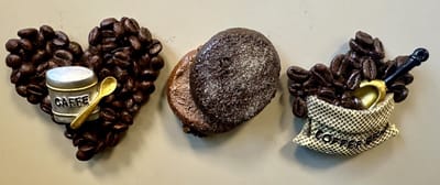 Koelkastmagneten "Koffiebonen & koekje" - Set van 3 stuks - Polyresin - meerkleurig - hoogte 7 x 7 x 1 cm - Koelkastmagneten - Woondecoratie - Woonaccessoires