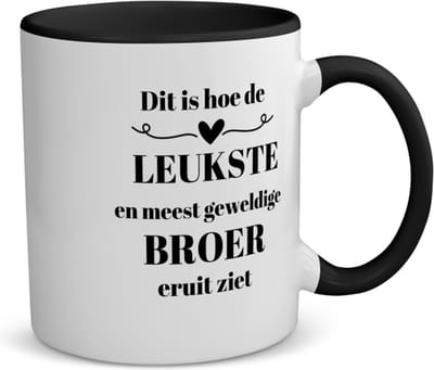 Akyol - dit is hoe de leukste en meest geweldige broer eruit ziet koffiemok - theemok - zwart - Broer - meest leukste broer - verjaardag - cadeautje voor broer - broer artikelen - kado - geschenk - 350 ML inhoud