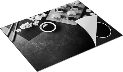 Chefcare Inductie Beschermer Sushi met Soja Saus op een Zwarte Marmeren Plaat - Zwart Wit - 77x59 cm - Afdekplaat Inductie - Kookplaat Beschermer - Inductie Mat