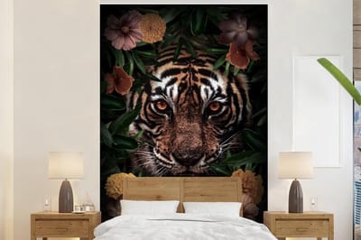 Behang - Fotobehang Tijger - Bruin - Bloemen - Breedte 145 cm x hoogte 220 cm