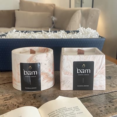 BAM Geschenkmand met 2 Sandalwood Geurkaarsen van Zonnebloemwas – Luxe Cadeauset – 30 Branduren – Handgemaakt - houten wiek