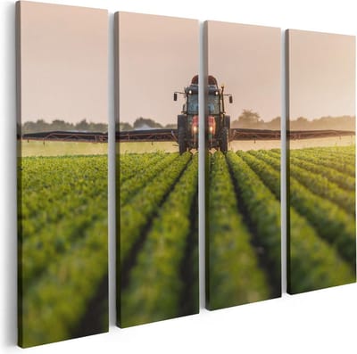 Artaza Canvas Schilderij Vierluik Rode Tractor op het Veld aan het Sproeien - 80x60 - Foto Op Canvas - Canvas Print