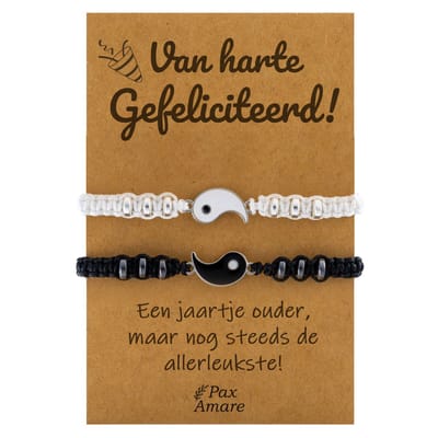 Vriendschapsarmbandjes voor 2 "Van harte Gefeliciteerd" - Yin Yang - BFF Armbandjes met Cadeau Kaartje - Zwart & Wit - Elastisch Verstelbaar - Pax Amare