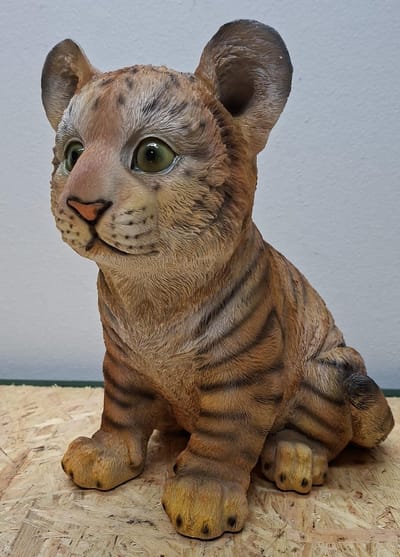 Tijger Welp Beeld - 29 cm Hoog - Realistisch Dierenbeeld Tijgertje - Gedetailleerd Kunsthars Woonaccessoire & Tuindecoratie