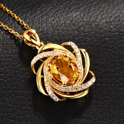 Ketting met hanger geslepen steen en zirkonia steentjes.