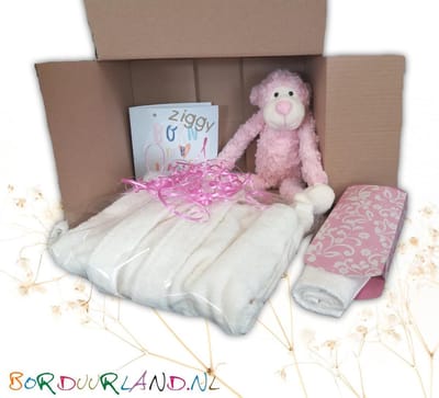 Baby Geboorte Pakket- Baby geschenk set  met Geborduurde naam op Baby Badjas  - Kraammand voor Meisjes & Jongens - Geboortemand/Kraampakket met Naam - Kraam Cadeau Meisje - Baby Geschenk set met Funnies Slingeraap, Baby Badjas en Slabbetje