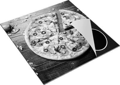 Chefcare Inductie Beschermer Pepperoni Pizza op Houten Planken - Zwart Wit - 78x78 cm - Afdekplaat Inductie - Kookplaat Beschermer - Inductie Mat