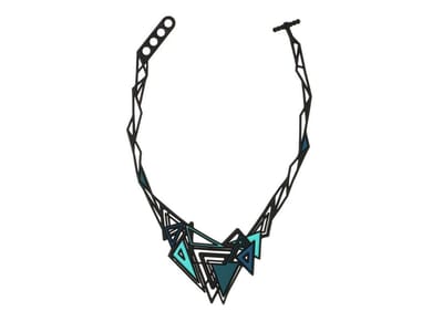 Batucada - Kheops - Collier van Plantaardige Oorsprong en Hypoallergeen - Vrouwen Ketting met driehoekige vormen - Antiallergisch Halsketting - Zwart - Blauw - Groen - aqua - lengte 40/45 cm - effect Tattoo - oogt als Rubber - Vegan