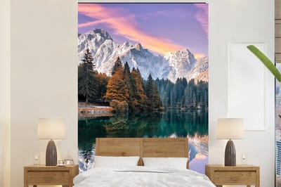 Behang - Fotobehang Bergen - Bos - Water - Lucht - Roze - Paars - Breedte 200 cm x hoogte 300 cm