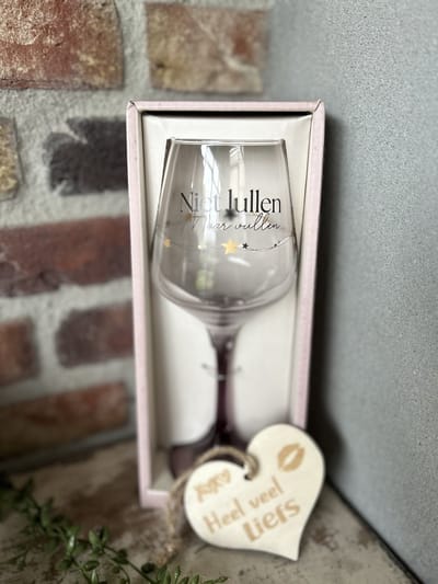 Creaties van Hier - Cadeau pakket Wijnglas met de tekst Niet lullen met houten hartje - 21 x 8,2 cm - Glas