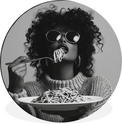 WallCircle - Wandcirkel - Muurcirkel - Vrouw - Pasta - Zwart - Wit - Aluminium - Dibond - 30x30 cm - Binnen en Buiten