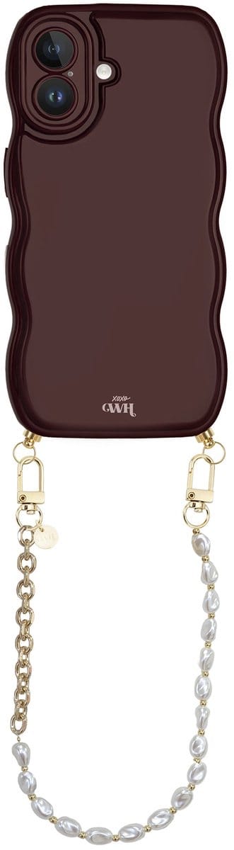 xoxo Wildhearts Glossy Wavy Cord Case Burgundy - Geschikt voor iPhone 16 - Over The Moon - Kort koord - Glimmend telefoonhoesje met golven - Hoesje met koord - Parelketting / Gouden schakelketting - Kort telefoonkoord - Bordeaux rood hoesje