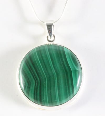 Ronde hoogglans zilveren hanger met malachiet aan ketting