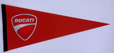 Ducati - Ducati Motorcycles - Ducati motors - Ducati rood - Motoren - Motors - Vaantje - Amerikaans - Italy motors - Italiaanse motoren - Verenigde Staten - Sportvaantje - Wimpel - Vlag - Pennant -  31*72 cm - rood logo