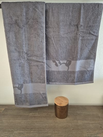 Disney Mickey Mouse Handdoeken - Set Van 2 Stuks - Grijs - 50x100CM - 100% Katoen - Stevige Kwaliteit - Douche - Bad - Badkamer - Oeko-Tex