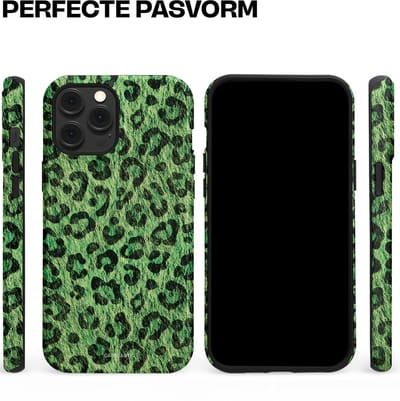 Casetastic hoesje geschikt voor Apple iPhone 12 Pro Max - MagSafe - Dubbellaagse bescherming - Groene Panterprint - Fashion Case - Donkergroen Zwart