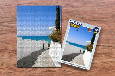 Puzzel Een Spaanse straat met uitzicht op de zee - Legpuzzel - Puzzel 500 stukjes