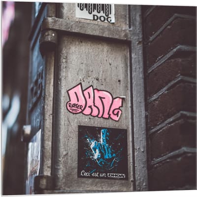 Acrylglas - Roze Graffitiletters op Paal - 100x100cm Foto op Acrylglas (Wanddecoratie op Acrylglas)