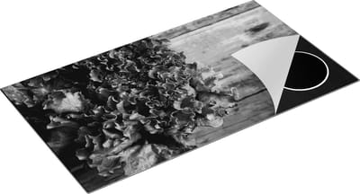 Chefcare Inductie Beschermer Groene Sla op een Houten Achtergrond - Zwart Wit - 95x50 cm - Afdekplaat Inductie - Kookplaat Beschermer - Inductie Mat
