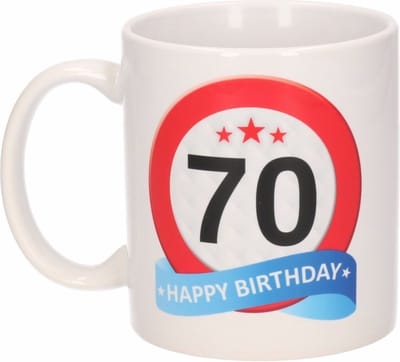 Beallatio Decorations - 70 jaar Verjaardag koffiemok - cadeau beker - stopbord print met happy birthday - 300 ml - keramiek - wit