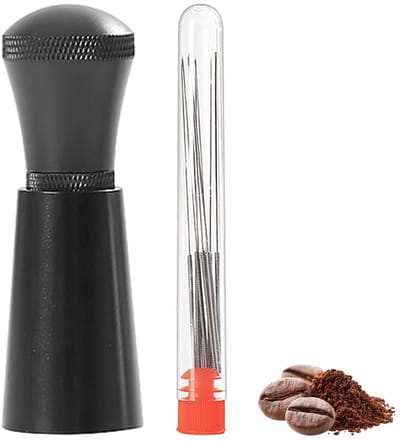 Dailygoods- Koffiedispenser - Aluminium/Roestvrij Staal - 8 Reserve Koffienaalden - Barista/Cadeau - 3,2 x 3,2 x 9,5 cm - Duurzaam en Stijlvol - Koffiepoederdispenser