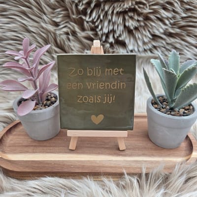 Robuust wenstegeltje – Zo Blij met een vriendin zoals Jij – 10x10 cm – Cadeau voor vriendin – Trendy nu – Zomaar – Vriendschap – Decoratief Tegeltje met Standaard – Cadeau Idee