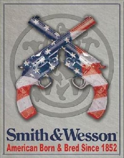 Smith & Wesson American Born.  Metalen wandbord 31,5 x 40,5 cm.