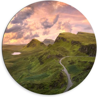 Dibond Wandcirkel - The Quiraing Landschap, Schotland - 60x60cm Foto op Aluminium Wandcirkel (met ophangsysteem)