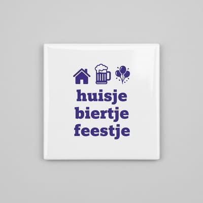 Grappige Feest Quote Decoratie Tegel “Huisje Biertje Feestje” – Wonen, Bier & Feest Wanddecoratie – 15 x 15 cm Keramische Tegel