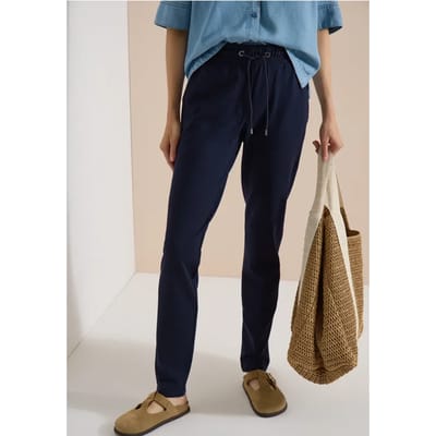 Mid Waist Slim Leg Hose in casual pasvorm