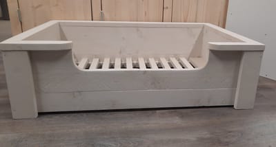 Houten hondenmand Vito van white wash steigerhout zonder kussen