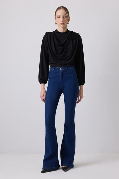 Touché Privé - Gedrapeerde blouse met roosdetail - Zwart - Dames