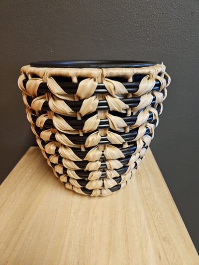 MICA DECORATIONS BLOEM POT ZWART-BEIGE - H24XD18CM