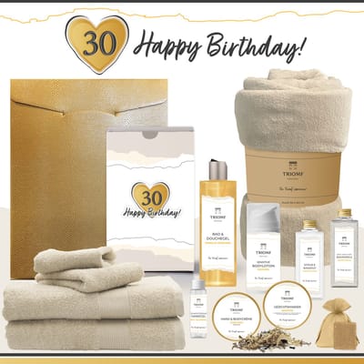 Geschenkset “30 Happy Birthday” - 13 producten - 1980 gram | Cadeau voor haar Dertig jaar - Cadeaupakket Feestje Wellness Pakket Douchegel Luxe Giftset Fleece deken Handdoeken Verjaardag Vrouw Gefeliciteerd Thirty Party Gift Set Okergeel Crème