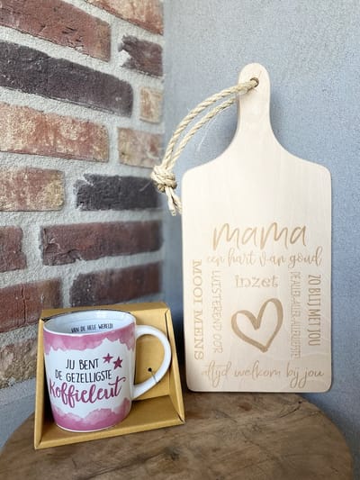 Creaties van Hier - serveerplankje - mama met mok koffieleut - 35 cm - hout - moederdag cadeautje