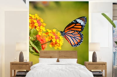 Behang - Fotobehang Vlinder - Insecten - Bloemen - Geel - Breedte 160 cm x hoogte 220 cm