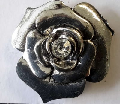 BRM18-16 : Magneet Broche - roos middenin een kristal - 3D - sluiten voor - omslagdoek - sjaal - vest - zonder gaatjes te veroorzaken