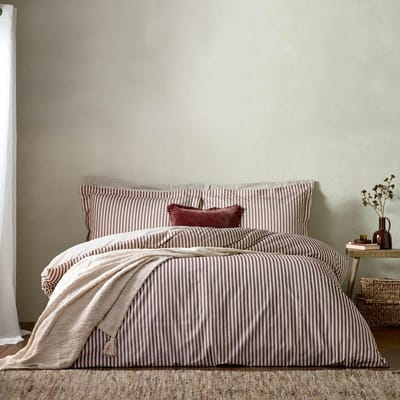furn. Yard Hebden Mélange gestreepte katoenen dekbedovertrekset - ultrazacht omkeerbaar gestreept beddengoed (rode biet - kingsize)