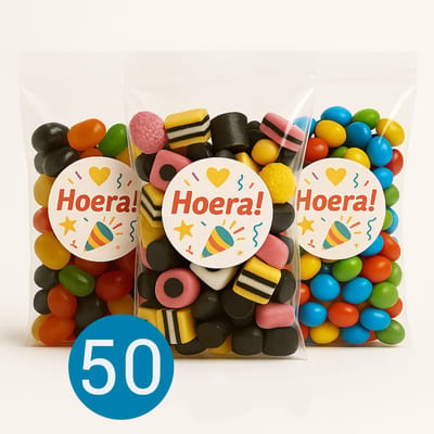 Uitdeelzakjes - 50 stuks - met handige Plakstrip - inclusief Hoera! Stickers - Afmeting 16.5 x 22 cm - Plastic Zakjes - Cellofaanzakjes - Kinderfeestje - Cadeauzakjes - Traktatie Zakjes - Uitdeelzakje voor Feest