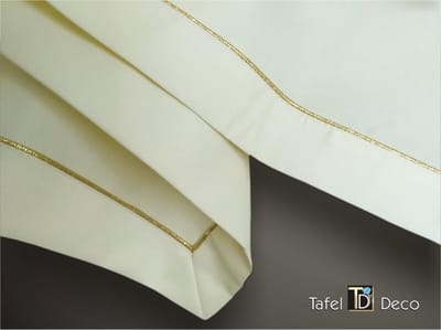 Kerst tafelkleed licht ecru met gouden streep, rechthoek 140x220, vuilafstotend, model Agnieszka