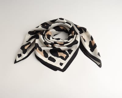 Sue bandana- Dames sjaaltje- Vierkant- Halsdoek- Polyester- 70x70cm- Panter print- Zwart bruin