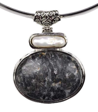 Zoetwater parel en edelstenen ketting Biwa Black Gemstone - parelketting - echte parels - wit - zwart - grijs - zilver - ketting met hanger - Choker - luxe sieraden zakje - parelketting dames - edelstenen ketting dames