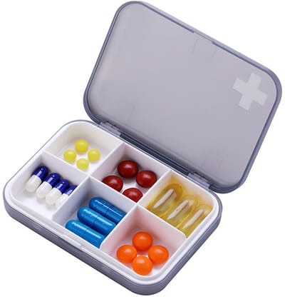 Pillendoos met zes vakjes - Afgesloten kleine pillendoos - Draagbare pillendoos - Plastic medicijndoos - Slanke pillendoos - Compact en draagbaar - Gemakkelijk te openen en te sluiten - Geschikt voor thuis, op reis en onderweg - Grijs