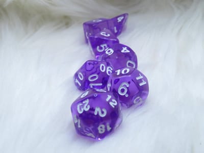 Polyset Dice | Dobbelstenen - Set Van 7 Stuks - Paars Doorzichtig Transparant| Voor D&D en Andere Rollenspellen | Plastic Dobbelstenen Set voor Dungeons and Dragons | Polyhedral Dice Set | Met Mooie Zwarte Velvet Dice Bag voor Ongeveer 3 Sets