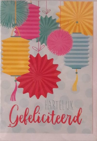 Hartelijk gefeliciteerd! Een vrolijke kaart met allerlei slingers in verschillende kleuren. Een leuke kaart om zo te geven of om bij een cadeau te voegen. Een dubbele wenskaart inclusief envelop en in folie verpakt.