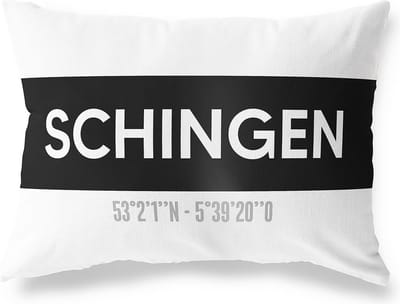 Tuinkussen SCHINGEN - FRIESLAND met coördinaten - Buitenkussen - Bootkussen - Weerbestendig - Jouw Plaats - Studio216 - Modern - Zwart-Wit - 50x30cm